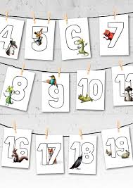 Das thema dieses fotos ist tier im schnee, tierabdrücke, tierspuren. Drinnen Pindactica