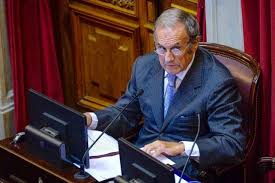 Watch carlos reutemann movies and shows on myflixer. Carlos Reutemann Esta Entre Los 3 Senadores Que No Dijeron Ni Una Palabra En 2018 Nexodiario