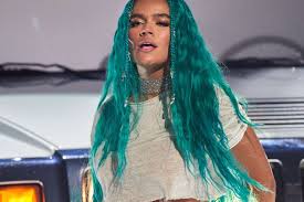 Karol G Paso De Mostrar Sus Piercings En Los Senos Para Dejarse Ver En La Cama Con Un Hilito Dental El Diario Ny