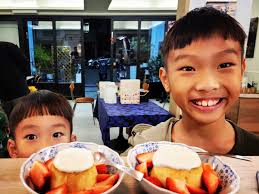 今天暗捕頭有營業。時間👇 1/24 (六) 18:30~21:30或完售. 今天暗捕頭拿笑洋行nachill甜點有👇  新鮮草莓燒乳酪、新鮮草莓焦糖布丁、可麗露、達克瓦滋、肉桂捲.