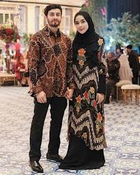Gamis adalah salah satu busana muslim yang saat ini sedang menjadi trend fashion yang sangat populer di pakai oleh wanita muslimah. 25 Koleksi Baju Pesta Batik Muslim Gaya Modern 2021
