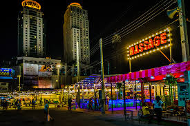 Padahal banyak juga di tak hanya memiliki keindahan alam saja, namun ada juga dunia malam yang tak kalah heboh seperti. 6 Pasar Malam Di Bangkok Yang Wajib Dikunjungi Wego Indonesia Travel Blog