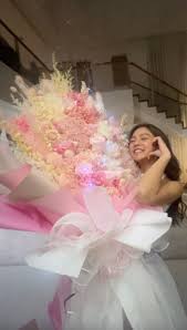 INQUIRER.net - TUGON: SANA ALL LOOK: Actress and TV host Kim Chiu shows off  the huge bouquet of flowers she received on Valentine's day from her  longtime boyfriend, Xian Lim. “I got