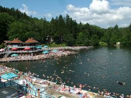 Apa din lac are efecte benefice terapeutice atât pentru problemele aparatului locomotor cât şi pentru problemele ginecologice. Lacul Ursu Sovata Deschidere 2020