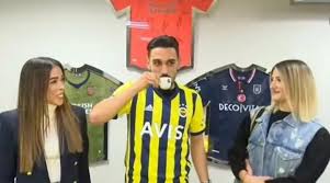 Vi får servert den ene vakre scoringen etter den andre i kveld. Irfan Can Kahveci Fenerbahce De