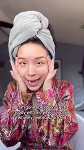 Corrección de color en cejas tatuadas