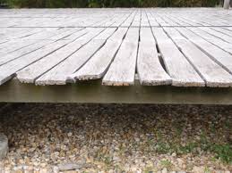 Woodfrance propose des planches et plateaux en olivier, en chêne, en merisier, en robinier, en noyer, en érable Terrasse En Robinier Faux Acacia Avec Deformations