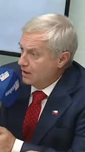 📌El candidato presidencial José Antonio Kast respaldó en el  #DebateArchi2025, sin matices a su asesor económico, Jorge Quiroz, frente a  las consultas sobre investigaciones por colusión en las que este fue  mencionado.
