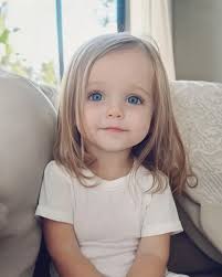 Alzada, Montana, 1914 Dos mujeres posan con su equipaje en una diligencia  abierta. Este tipo de vagón se conocía habitualmente como vagón de montaña  o vagón de plataforma, y sólo se utilizaba