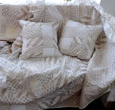 Couvre Lit Jete De Canape Tenture Ecru Et Dore En Patchwork Avec 2 Coussins Textiles Et Tapis Par Akkacreation Jete De Canape Couvre Lit Canape