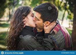 Französischer Kuss. Ehepaar, Das Gerne Umarmt Und Küsst Stockfoto - Bild  von mann, nahaufnahme: 233446460