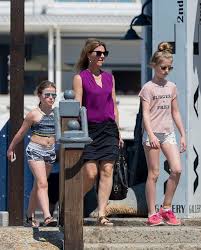 Su padre decidía acabar con su vida esta navidad y tanto leah, de 14 años, como sus dos hermanas, emma angelica (16) y emma tallulah (11), acudieron a su funeral visiblemente afectadas y. C Princess Martha Louise Of Norway With Her Daughters Leah Isadora Behn R And Emma Tallulah Behn L Seen Walking As T Royal Royal Family Norwegian Royalty