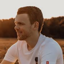 AFGESTUDEERD èn een baan 🎓 Met veel trots mag ik mededelen dat ik  afgestudeerd ben voor de bachelor Sportkunde aan de Fontys Sporthogeschool.  Ik wil mijn opleidingsdocent Martin van Dijk…