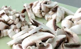 Eplucher Et Laver Les Champignons De Paris Geste Simple Interfel Les Fruits Et Legumes Frais