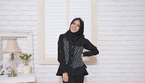 Berikut beberapa contoh baju atasan muslimah 2018 yang lagi trend. Fashion Wanita Tomboy Berhijab Novocom Top
