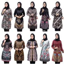 Biasanya baju terusan batik hadir dengan pilihan warna yang cerah seperti biru, pink, merah, kuning, dan ada juga yang gelap seperti biru dongker dan coklat. Tunic Batik Motif Trend Seragam Batik Baju Batik Wanita Shopee Indonesia