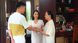 Cô giật mình khi thấy long và khánh thy đã ngồi ở đó nên có ý tránh mặt và trách khánh sao không nói với mình trước rằng sếp cũng đến Xdrgwegufbhxrm