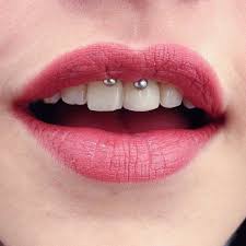 11 Tipos De Piercing Que Tal Vez No Conocias Esta Es La Joyeria Corporal Favorita Entre Chic In 2020 Flower Earrings Studs Stud Earrings Unique Nose Earrings