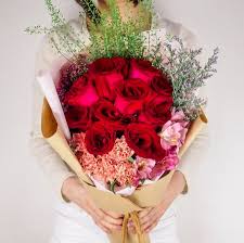 Alongside, don't forget to order fresh flower delivery services to receive the gorgeous flowers. Flower Delivery Singapore A Proper Way To Give Her Flowers Flower Delivery Singapore Flower Delivery Best Flower Delivery Hand Bouquet