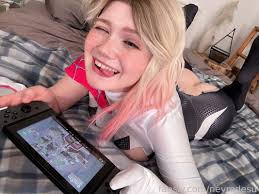 Sexy Lewd And Nude Gwen Cosplay By Neyrodesu