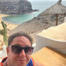 Il presidente francese Emmanuel Macron e l'omologo ucraino Volodymyr  Zelensky hanno avuto un incontro bilaterale a margine dei funerali di papa  Francesco a Roma, nei giardini vaticani.