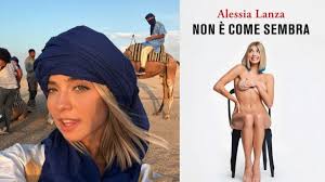 La tiktoker Alessia Lanza posa nuda nella copertina del suo primo libro: “È  una sfida con me stessa”