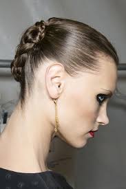 With the right hairstyle and cut, you can fake volume and bouncy, full locks. Hairstyle For Flat Head Woman Which Haircut Suits My Face
