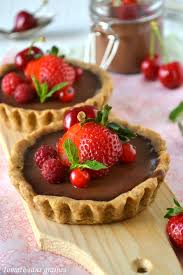 Dessert Tartelettes A La Pannacotta Chocolatee Et Fruits Rouges Mini Tarte Alimentation Recette Dessert