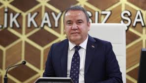 Herkes elinden geleni yapmaya çalışıyor. Akdeniz Universitesi Nden Muhittin Bocek Aciklamasi Turizm Gunlugu