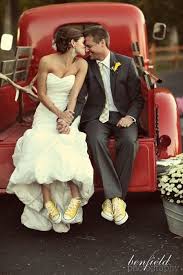 Scarpe da sposa, scarpe da cerimonia, scarpe su misura, sandali gioiello, sandali da sposa, stivali da sposa, scarpe da sposa su. Adorable Yellow Chucks Foto Di Matrimonio Scarpe Da Sposa Converse Foto Di Nozze