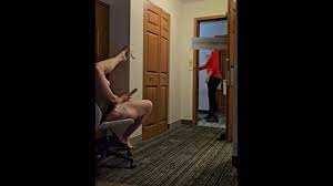 Me masturbo con la puerta abierta y dejo que una parej... porno español  gratis | mail.pornoalfa.com
