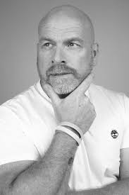 PAY ATTENTION 007 THIS IS NO ORDINARY PEN. IF YOU TURN IT UPSIDE DOWN YOU  GET TO SEE HER TITS!