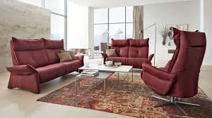 Fur Das Besondere Flair Eines Lofts Eignen Sich Auch Gut Farbtupfer Wie Hier Das Rot Der Interliving Sofa Serie 4200 Loft Mobel Rieger Haus Deko Kissen Sofa