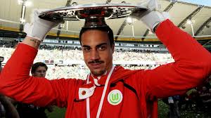 Diego benaglio participe à la coupe du monde 2006 avec l'équipe de suisse où il occupe la place de troisième gardien derrière pascal zuberbühler et fabio coltorti. Diego Benaglio Beendet Karriere Meister Und Pokalsieger Mit Wolfsburg Kicker