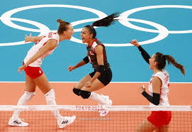 Selección de fútbol de españa) هو ممثل إسبانيا الرسمي في رياضة كرة القدم، يعرف باسم الماتادور (مصارعو الثيران) ولاروخا (الكتيبة الحمراء) ولافوريا روخا (الغضب الأحمر) ، يشرف على شؤونه الاتحاد. S1r5jv Fmjagjm