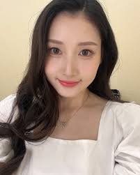 韓國變美三件套✅, 色彩測試➡️化妝造型➡️個人照拍攝, 喜獲人生照片一張❤️, 不得不感嘆韓國妝造真的很厲害, 有種改頭換面的感覺😆,  這次來韓國做得最多的是就是拍照, 到處都有自助式的拍照機器, 而且質量也非常好, 選擇種類也非常多, 拍了很多人生四格😆,  非常推薦，大家來韓國多拍一些😆, @vividrawstudio 📷, @myshopper_color_kr