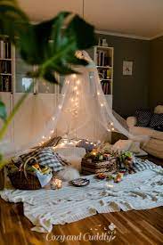 Gönnen sie sich gemeinsam ein heißes schaumbad und kneten sie ihren partner anschließend so richtig durch. Indoor Picknick Romantisch Im Herbst 7 Tipps Fur Einen Entspannten Abend Picknick Drinnen Romantisches Wohnzimmer Romantische Ideen