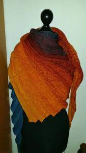 ein groovy tuch nach einer anleitung von jumperscables aus der 100farbspiele sonderwicklung rafiki 4 fa tuch stricken dreieckstuch stricken stricken und hakeln