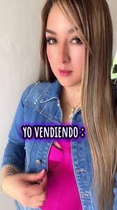 Iris Saavedra Vendiendo Ropa Chamarra