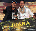 Maharaja lawak mega 2017 telah kembali lagi dengan bertemakan empayar lawak dan menampilkan 15 lanun lawak dari 3 buah negara iaitu malaysia, singapura dan indonesia untuk mencari seorang lagi juara baharu setanding dengan juara terdahulu iaitu osbon (2011), jozan. Senarai Peserta Maharaja Lawak Mega Wikipedia Bahasa Melayu Ensiklopedia Bebas