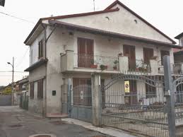 Splendido immobile facente parte della storica struttura settecentesca ex tenuta sabauda la mandria, meta dei molti che cercano pace e atmosfere antiche tra i paesaggi agricoli di pregio delle campagne chivassesi.l. Abitazione Di Tipo Economico Chivasso 80 000 150 000 Euro Enti E Tribunali