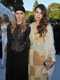 Tenemos la mejor propuesta que realizaros, ya que no existe un complemento mejor y más elegante que una pieza de bisutería para. El Chic Chal De Las Chicas De La Moda