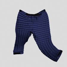 Available in several sizes, simply ajdust our clothing by folding the waist, ankles and sleeve bands depending on the gender neutral & grow with me clothes for kids from 0 to 8 years old. Petit Pli