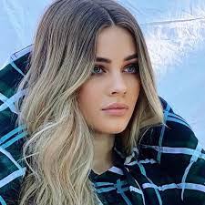 Elizabeth Langford's Instagram, Twitter & Facebook