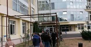 Mosul taie lemnele eu adun surcelele o fetita da la pui iar eu in copac ma sui. CoadÄ Mare La O SecÅ£ie De Votare Din Timisoara La Alte SecÅ£ii Din Aceeasi ClÄdire Bate Vantul