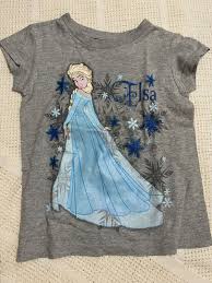 Jual baju dress kostum frozen elsa olaf winter baru 06 jual baju dress kostum frozen elsa olaf winter baru 06 dengan harga rp 212 500 dari toko online reiko store dki jakarta cari product kostum princess anak lainnya di tokopedia jual beli online aman dan nyaman hanya di tokopedia. Kaos Anak Disney Elsa Frozen Xs Bayi Anak Baju Anak Perempuan 4 Hingga 7 Tahun Di Carousell