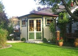 Ein Ort Der Ruhe Dieses 5 Eck Gartenhaus Das Besonders Aussergewohnlich In Vanillegelb Und Moosgrun Gestrichen Wurde Ist E Gartenhaus 5 Eck Gartenhaus Garten