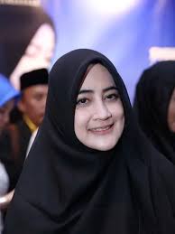 Bit.ly/16awdm1 official music video dari umi pipik berjudul ibu aktifkan. 4 Tahun Ditinggal Uje Umi Pipik Belum Tergoda Menikah Lagi News Entertainment Fimela Com
