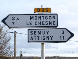 Texte clignotant sur panneau multicolore. Panneau De Signalisation Routiere De Direction En France Wikipedia
