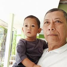 PERANG HABIS-HABISAN DI KOTA RAJA CIREBON (CARIOS PASUNDAN BAGIAN 5) Dengan  suah payah, Pangeran Karangkendal berhasil menyelamatkan Dipati Kuningan,  ia membawa Dipati Kuningan yang terluka melesat menghindari kerumunan  tentara Pajajaran dengan kudanya. "